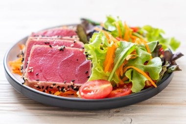 Taze ton balığı ve sebze salatası. Sağlıklı yemek.