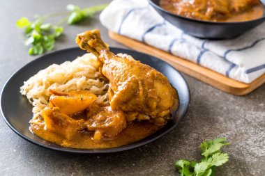 Şehriye - Asya gıda tarzı ile tavuk Massaman köri hamur