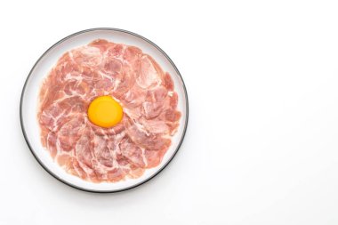 taze dilimlenmiş domuz ham yumurta pişirme veya shabu shabu ve beyaz arka plan üzerinde izole sukiyaki yapma ile