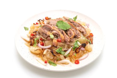 Pamelo baharatlı salata ve beyaz arka planda izole edilmiş kızarmış ördek.