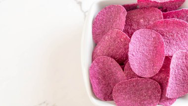 tatlı patates cipsi masada