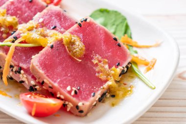 Taze orkinos ile baharatlı salata sosu - ham sağlıklı gıda