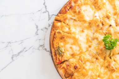 pizza masada bin ada soslu tavuk ızgara