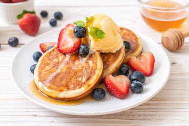 Yabanmersinli gözleme, çilek, bal ve vanilyalı dondurma.