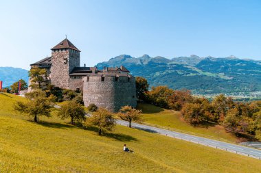 Güzel mimari Kalesi'nde Vaduz, Liechtenstein Prens mavi gökyüzü ile resmi konutu