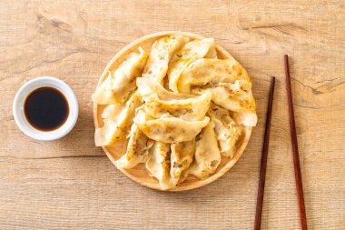 Japon gyoza 'sı ya da soya soslu hamur tatlısı.