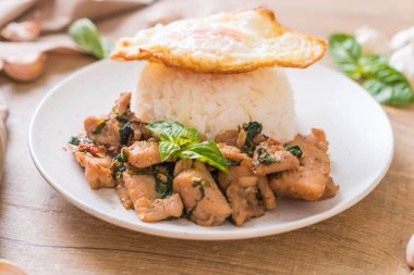 fesleğen pilav ve kızarmış yumurta - Tay geleneksel gıda tarzı ile tavada kızartılmış domuz eti