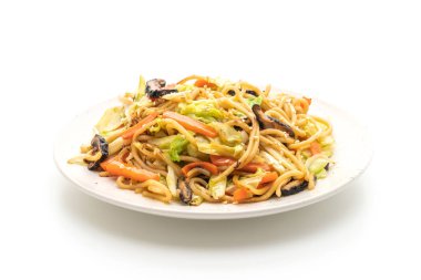 sebze izole üzerinde beyaz arka plan ile tavada kızartılmış yakisoba şehriye