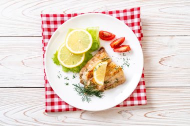 Izgara balık bifteği.