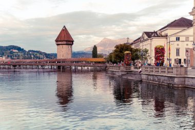 Luzern, İsviçre - 28 Ağustos 2018: Görünüm Luzern city, nehir Reuss eski bina, Luzern, İsviçre, Europe ile.