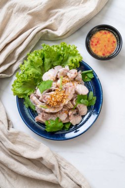 Soslu ve sebzeli haşlanmış balık sosu.