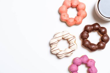 Çörek ile renkli sprinkles - üstten görünüm