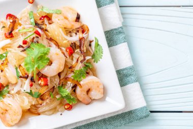 karides ve karidesli baharatlı pamelo salatası. Füzyon yiyecek tarzı.