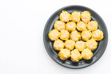 Karides Çince buğulanmış beyaz arka plan üzerinde izole hamur tatlısı