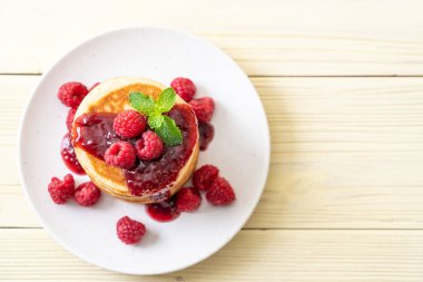 Taze ahududu ve frambuaz sos ile gözleme