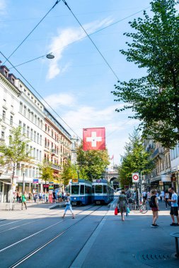 Zürih, İsviçre - 23 Ağustos 2018: Zürih Şehri, İsviçre kaldırımlarda insanlar yürüyüş yaparken bir tramvay merkezi Bahnhofstrasse sürücüler.