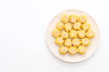 Karides Çince buğulanmış beyaz arka plan üzerinde izole hamur tatlısı