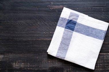 mutfak bezi (peçete) kopya alanı ile ahşap arka plan üzerinde