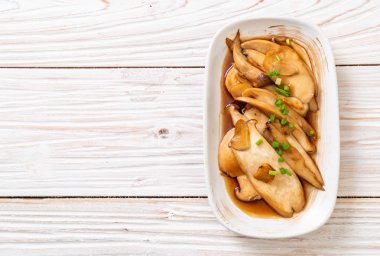 İstiridye soslu kızarmış kral istiridye mantarı. Sağlıklı, vejetaryen ya da vejetaryen yemek tarzı.