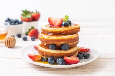 taze yaban mersini, taze çilek ve bal ile sufle gözleme