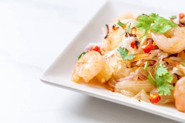 karides ve karidesli baharatlı pamelo salatası. Füzyon yiyecek tarzı.