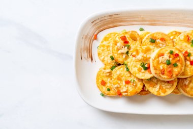 Sahanda yumurta yumuşak tofu sarımsak - sağlıklı, vegan ve sebze gıda tarzı