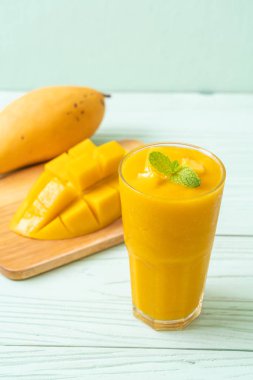 taze mango smoothies - sağlıklı yiyecek ve içecek konsepti