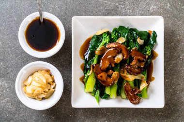 Sarımsaklı istiridye soslu kızarmış Hong Kong Kale heyecan