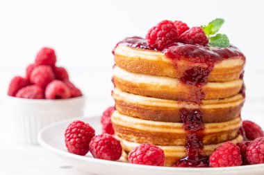 Taze ahududu ve frambuaz sos ile gözleme