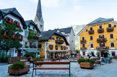 Hallstatt, Avusturya - 29 Ağustos 2018: kasaba meydanında Hallstatt, Avusturya. Hallstatt Avusturya Alplerinde Hallstatter gölde bulunan ve Unesco Dünya Mirası bölgeye göre terfi tarihi köydür.