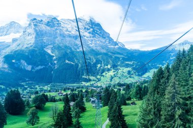 Teleferik görünümünden İsviçre köyde Grindelwald