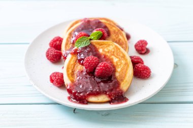 Taze ahududu ve frambuaz sos ile sufle gözleme