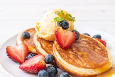 Yabanmersinli gözleme, çilek, bal ve vanilyalı dondurma.