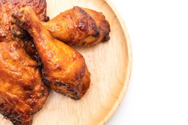 ızgara ve Barbekü tavuk beyaz arka plan üzerinde izole