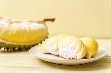 Ahşap zemin üzerinde taze Durian meyvesi