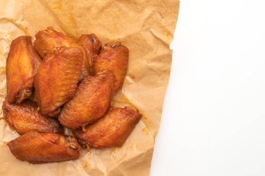 Beyaz arka plan üzerinde izole Barbekü tavuk kanadı