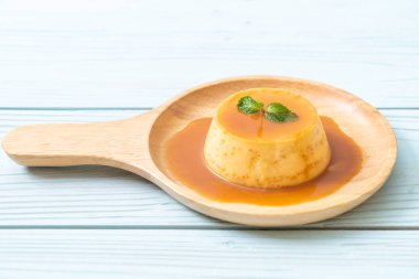 Naneli ev yapımı karamel kremalı puding.