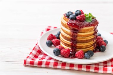 Taze ahududu ve yabanmersinli gözleme.