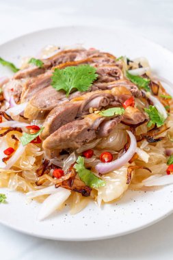 Kızarmış ördek - füzyon gıda tarzı ile pamelo baharatlı salata