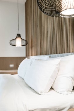 Otel yatak odası iç dekorasyonda yatak üzerinde rahat yastık