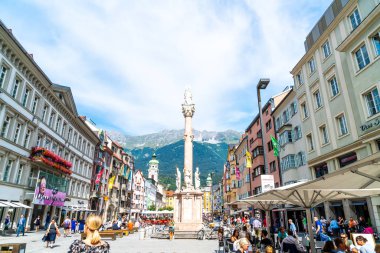 Innsbruck, Avusturya - 29 Ağustos 2019: Innsbruck şehir merkezi ile lots-in insanlar ve sokak kafeleri İnnsbruck, Tyrol, Avusturya