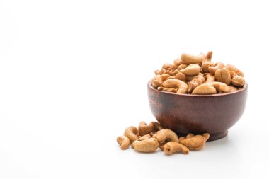 Beyaz arka planda izole edilmiş kavrulmuş kaju fıstığı