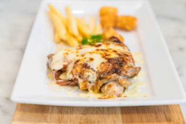 Peynirli tavuk ve domuz eti biftek