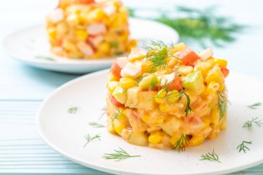 meyve salatası (elma, Mısır, papaya, ananas) - yengeç sopa ile karışık sağlıklı gıda tarzı