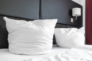 beyaz yastık yatak yatak dekorasyon iç