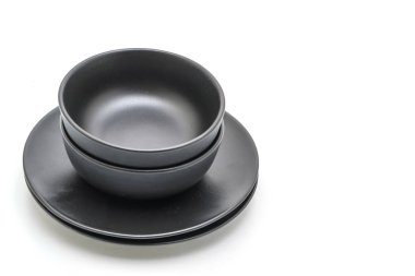 boş siyah plaka ve beyaz arka plan üzerinde izole kase