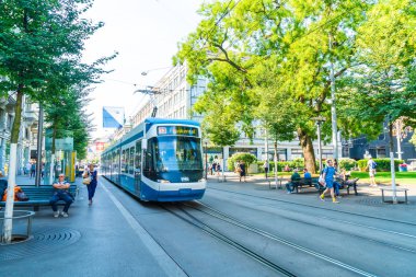 Zürih, İsviçre - 23 Ağustos 2018: Zürih Şehri, İsviçre kaldırımlarda insanlar yürüyüş yaparken bir tramvay merkezi Bahnhofstrasse sürücüler.