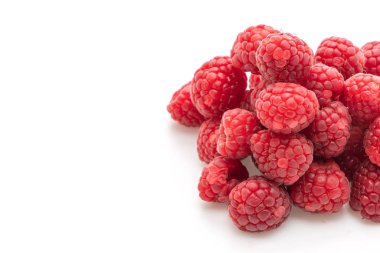 Beyaz arka planda izole edilmiş taze ahududu