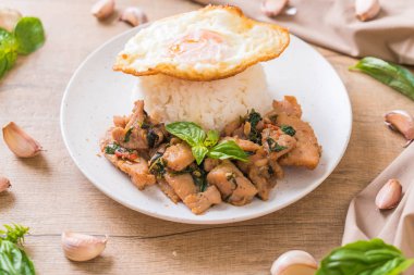 fesleğen pilav ve kızarmış yumurta - Tay geleneksel gıda tarzı ile tavada kızartılmış domuz eti