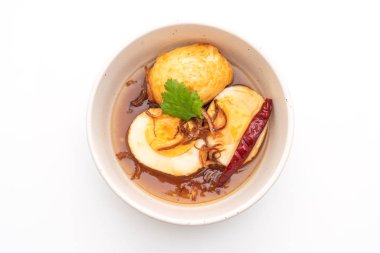 Beyaz arka plan üzerinde izole demirhindi soslu kızarmış haşlanmış yumurta